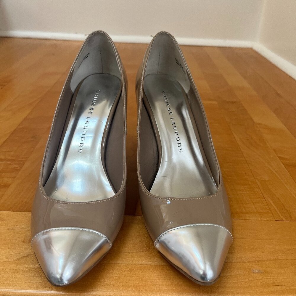 Vintage patent leather Chinese Laundry taupe heels with metallic details Size 8